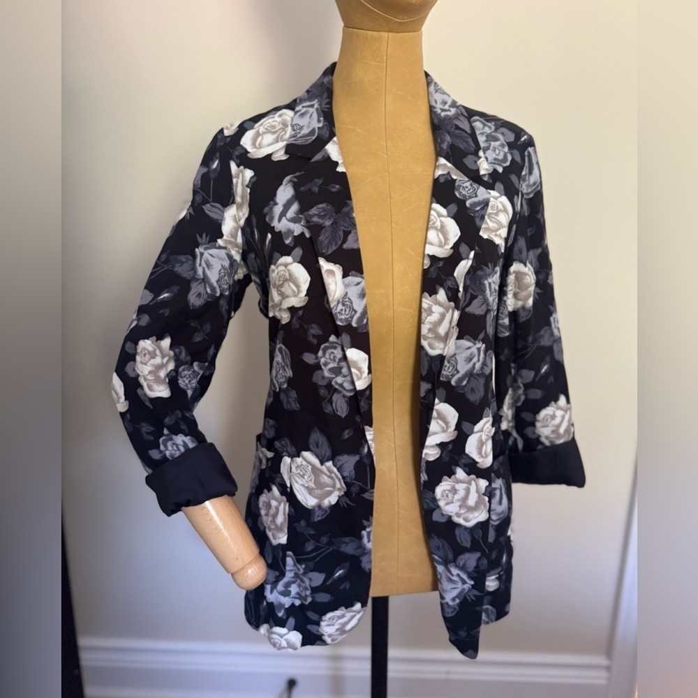 ARITZIA TALULA Black and White Floral Blazer (US 2)